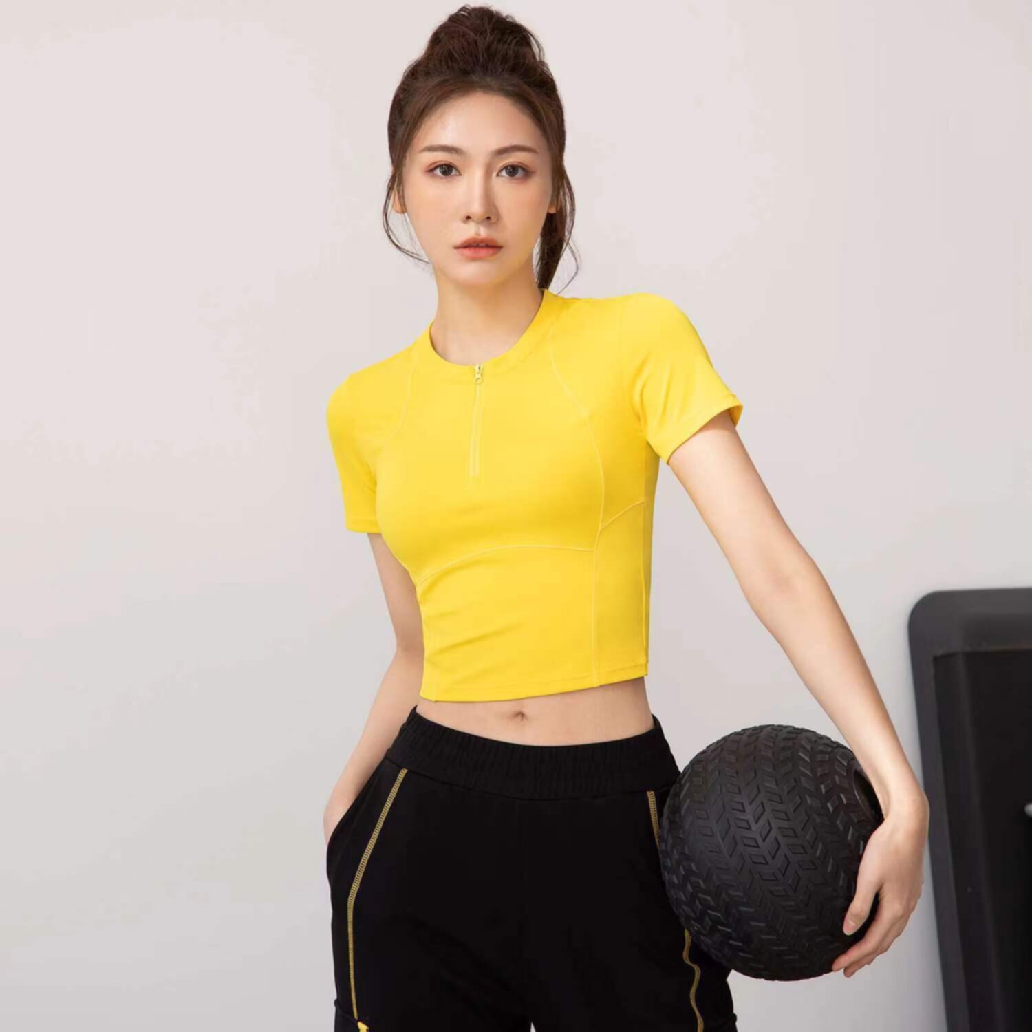 Short half-zip sports sleeve with exposed navel